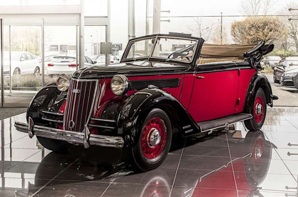 Това е името, използвано за автомобили, произведени от Winklhofer & Jaenicke преди Първата световна война. Марката става част от Auto Union през 1932 г., което обяснява защо проектираният от Фердинанд Порше 2,0-литров редови шестцилиндров двигател, монтиран на нейния модел W22, е използван и в Audi Front по-късно.

Заедно с Horch, Wanderer е една от двете марки на Auto Union, които не оцеляват след старта на Втората световна. Последният модел е W23, показан тук.